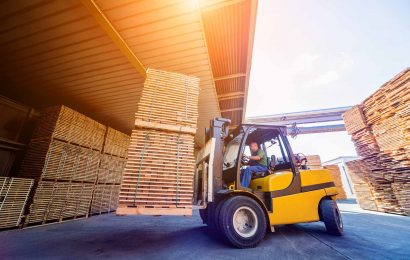 oefen je praktijkvaardigheden op heftruck, reachtruck en orderpicktruck in de cursus logistiek medewerker.